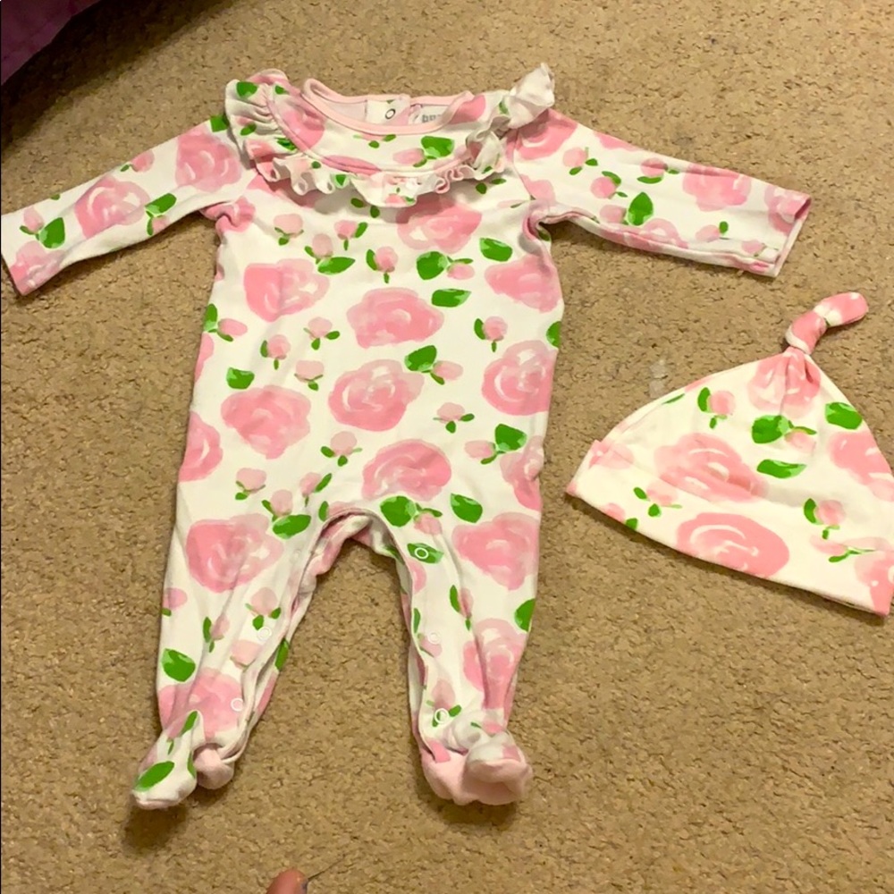This is a one piece footie pajamas /w matching hat